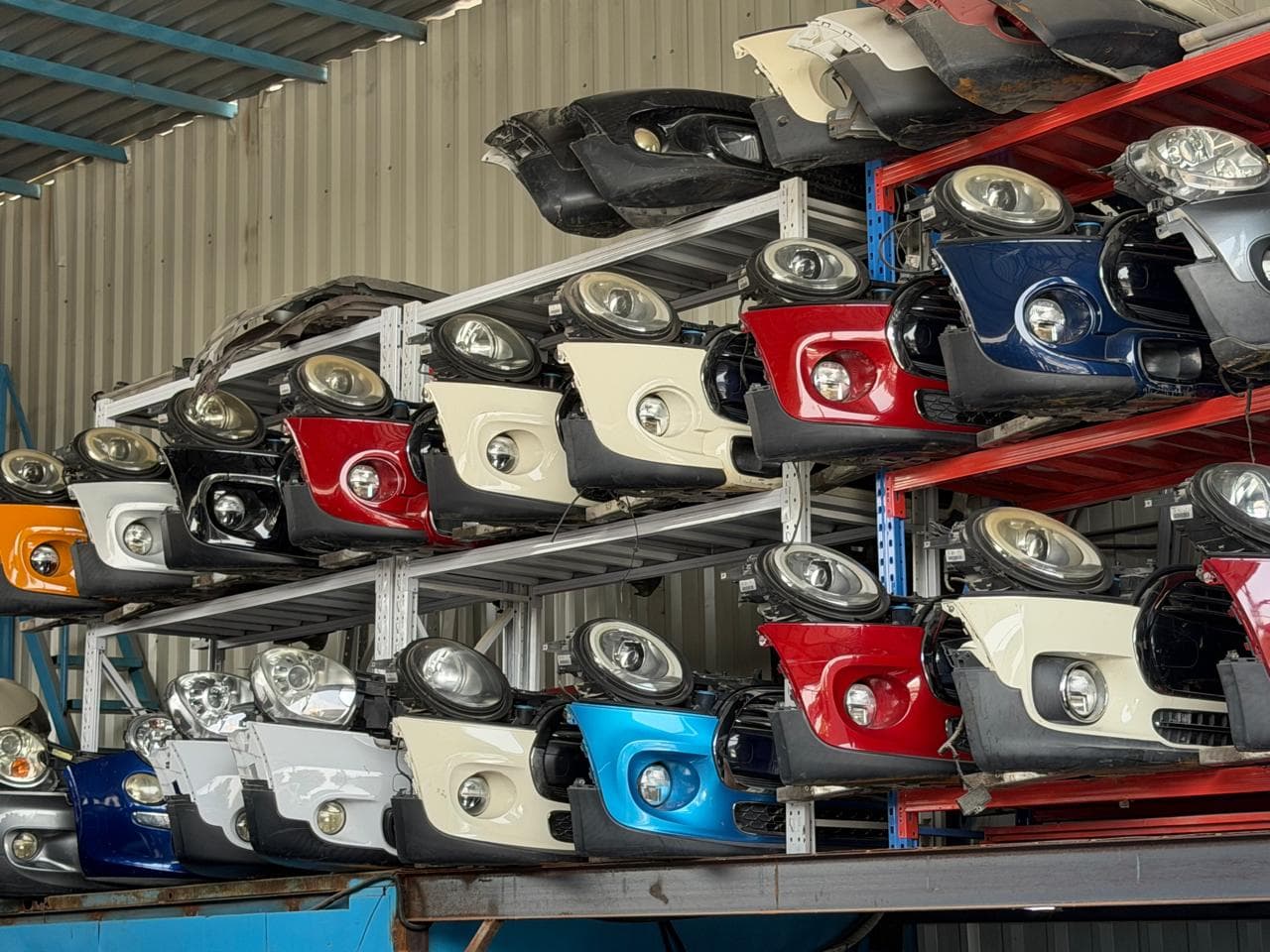 بمپرهای جلوی مستعمل MINI همراه چراغ روی قفسهها در وادی الزاهیه، شارجه